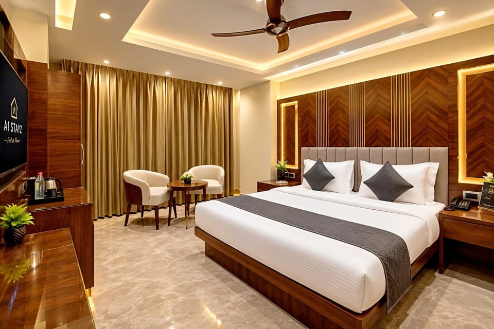 Property building, Bed, Seating area, Landmark view, Quiet street view