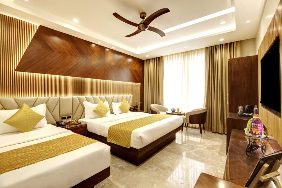 Bed, TV and multimedia, Living room, Photo of the whole room, Seating area, Bedroom, fireplace
