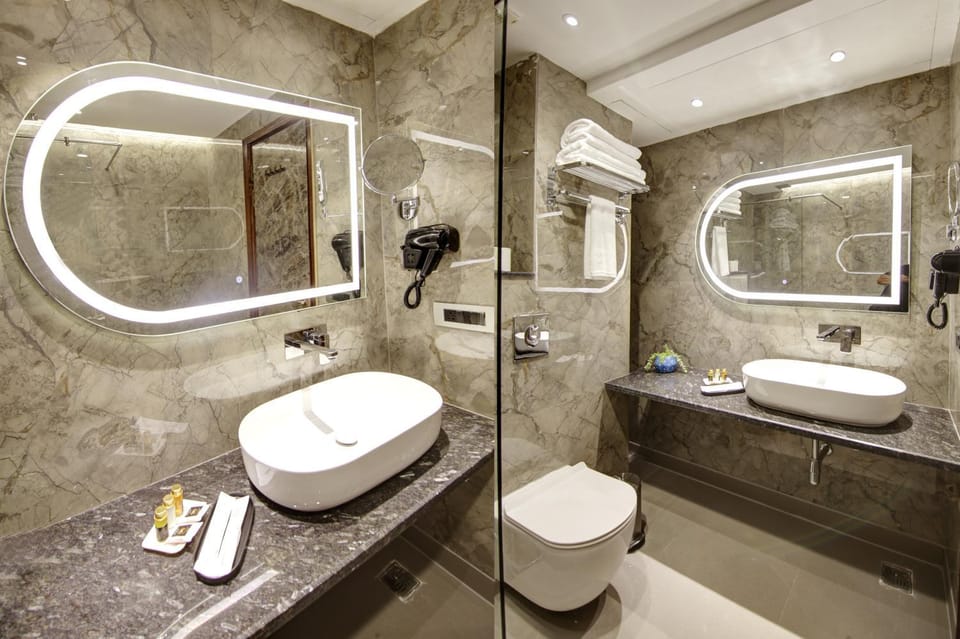 Shower, Toilet, Bathroom, bidet, towels