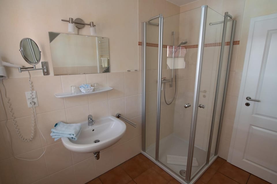 Shower, Toilet, Bathroom, towels