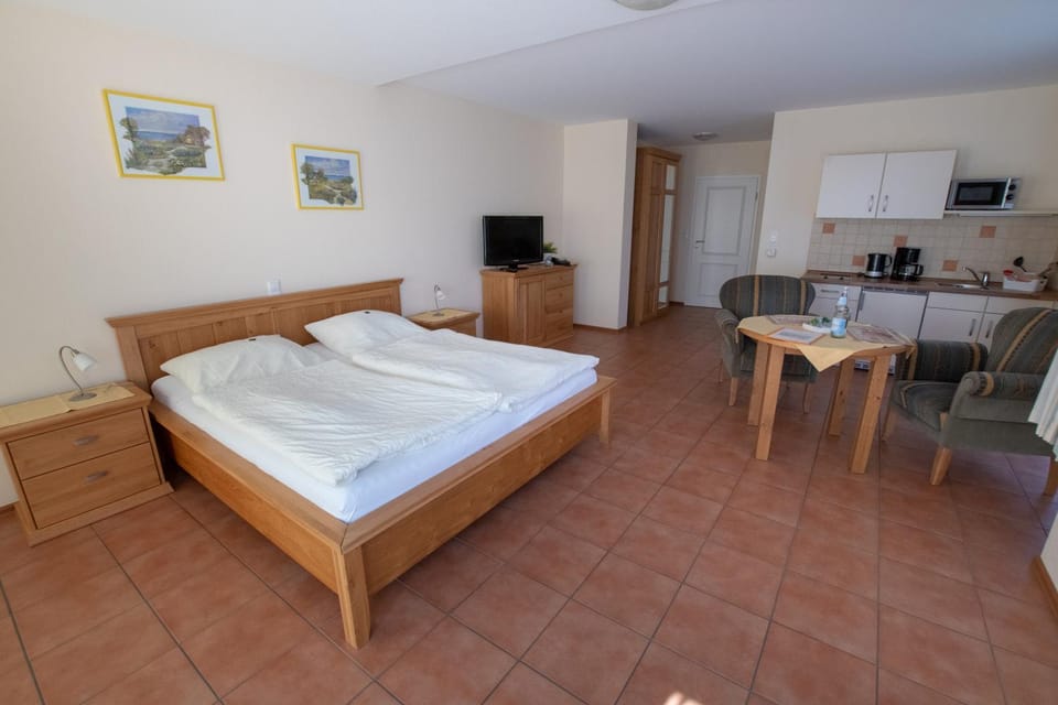 Bed, TV and multimedia, Kitchen or kitchenette, Photo of the whole room, Seating area, Dining area, Bedroom, minibar