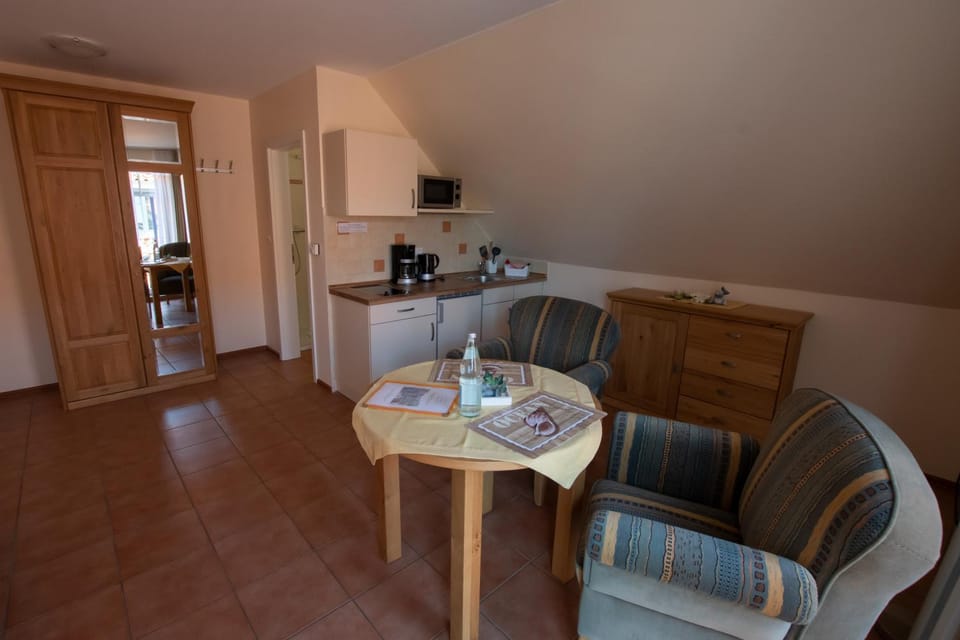 Coffee/tea facilities, Kitchen or kitchenette, Seating area, Dining area, minibar