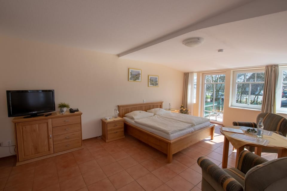 Bed, TV and multimedia, Living room, Seating area, Bedroom