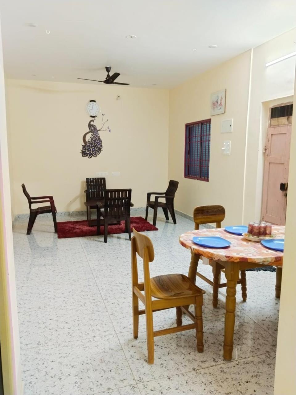 Living room, Seating area, Dining area, fireplace