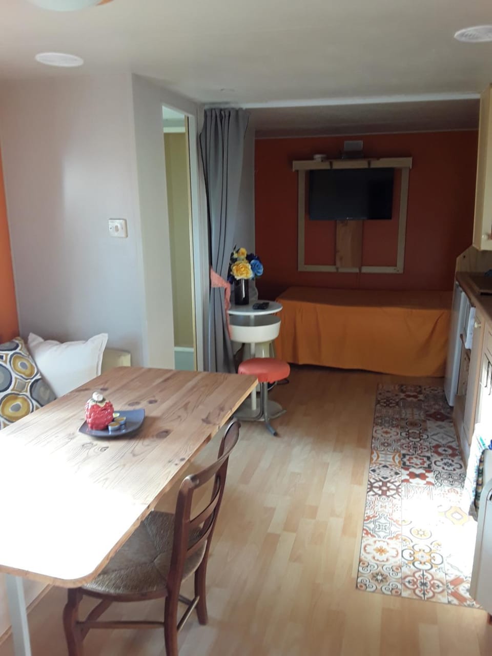 Bed, Kitchen or kitchenette, Dining area