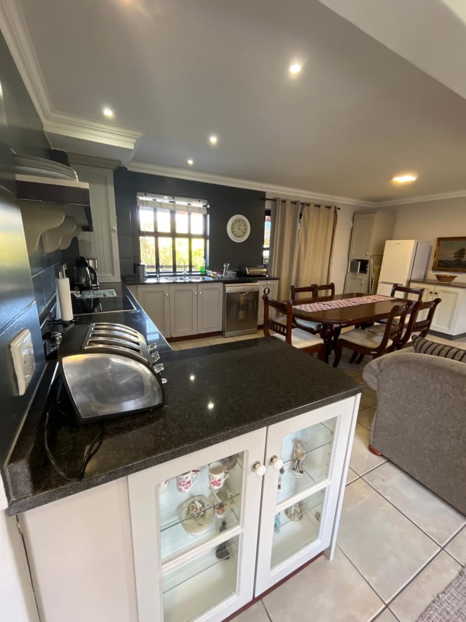 Kitchen or kitchenette, Living room, Seating area, Dining area, pet friendly