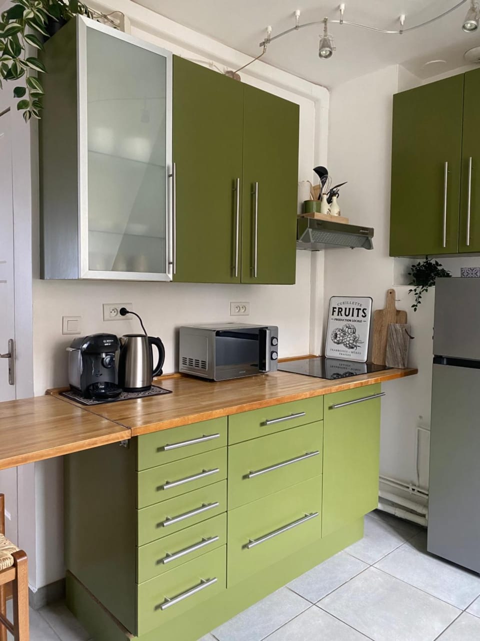 Coffee/tea facilities, Kitchen or kitchenette, microwave, stove, toaster