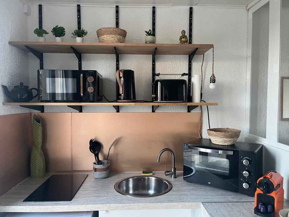 Coffee/tea facilities, Kitchen or kitchenette, oven, stove, toaster