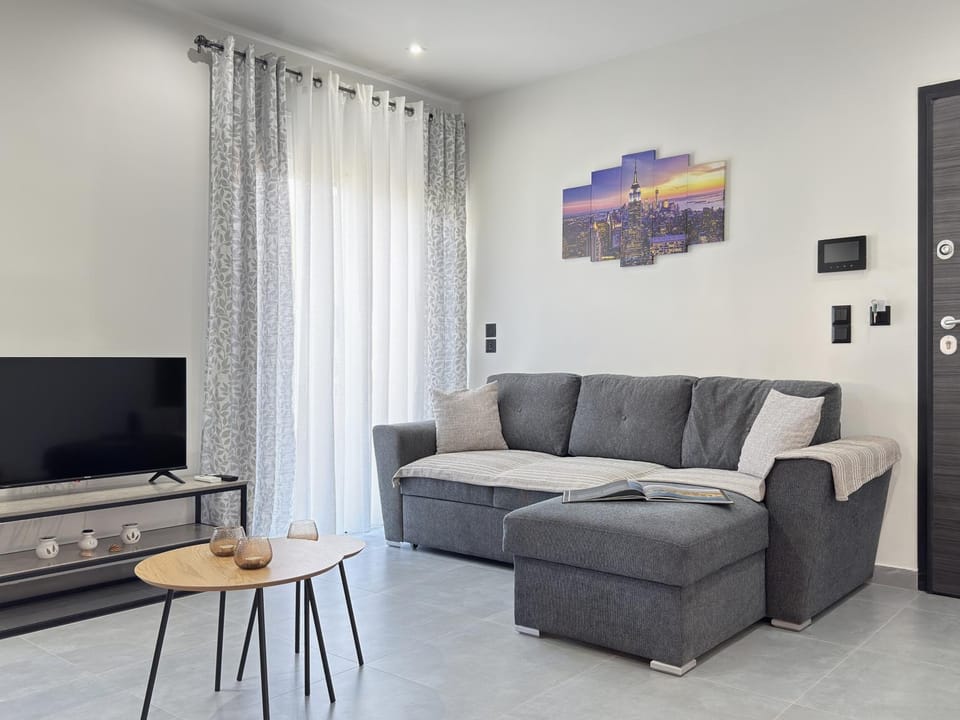 TV and multimedia, Living room, Seating area, Evening entertainment