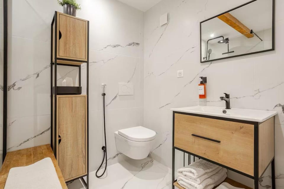 Shower, Toilet, Bathroom, towels