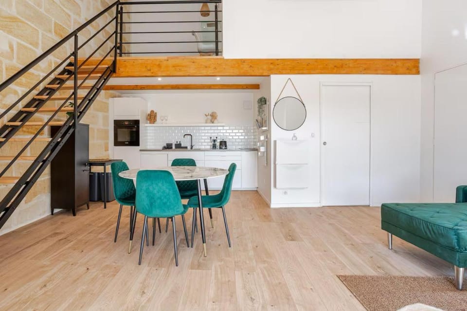 Kitchen or kitchenette, Living room, Seating area, Dining area, oven