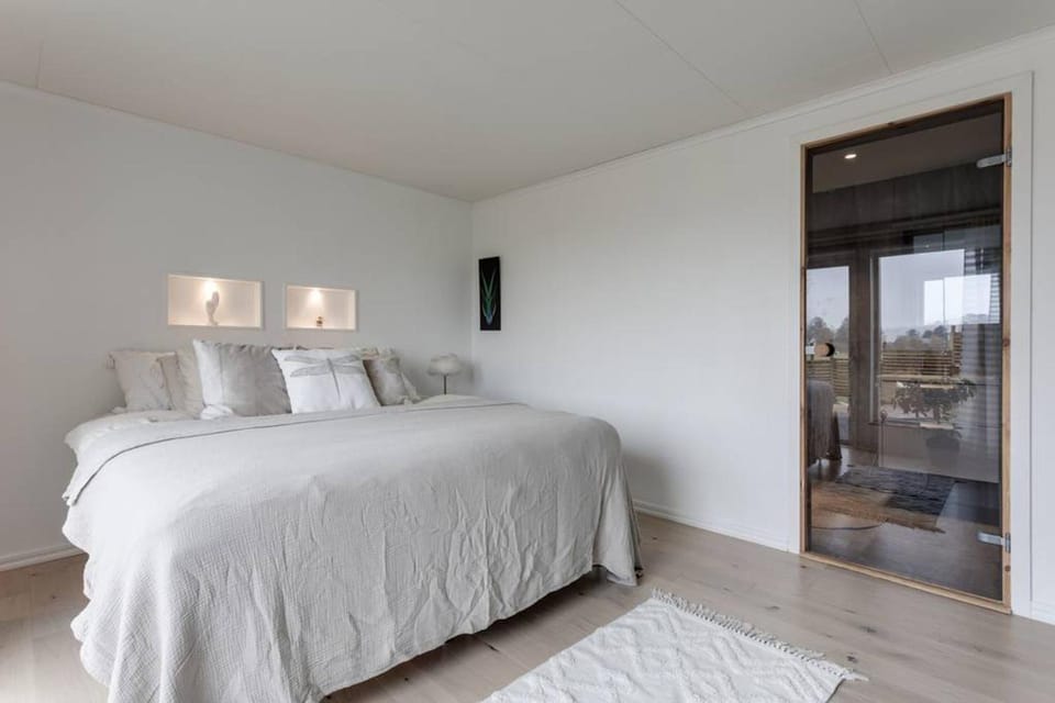 Bed, Photo of the whole room, Decorative detail, Bedroom