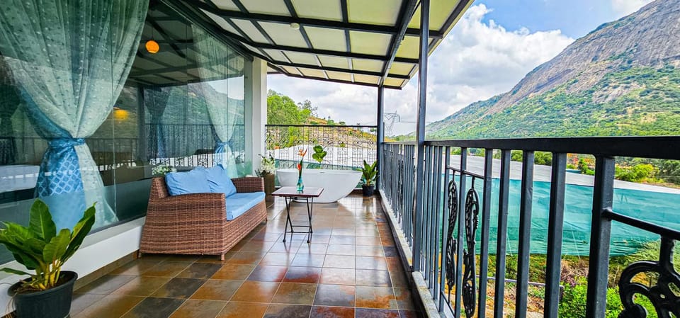 Patio, Natural landscape, Hot Tub, View (from property/room), Balcony/Terrace, Seating area, Mountain view