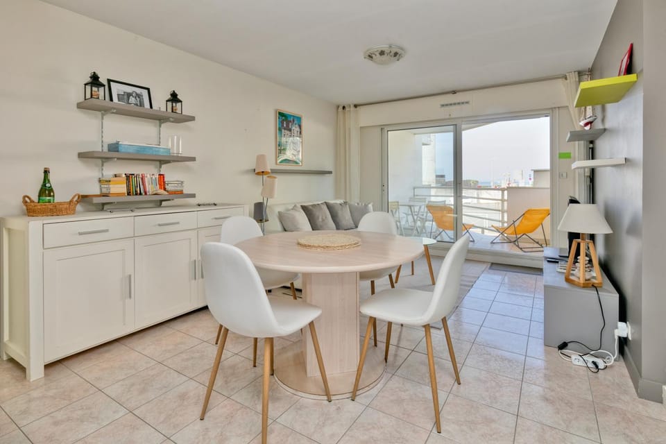 Property building, Kitchen or kitchenette, Living room