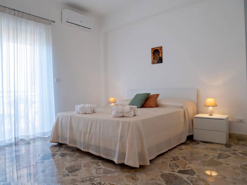 Bed, Photo of the whole room, Bedroom, air conditioner