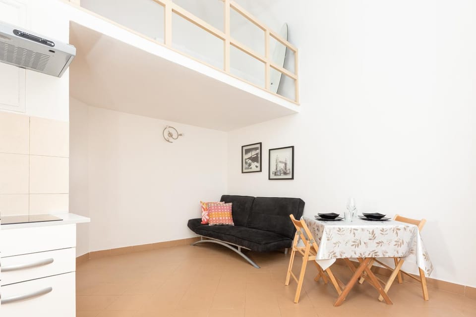 Kitchen or kitchenette, Living room, Seating area, Dining area