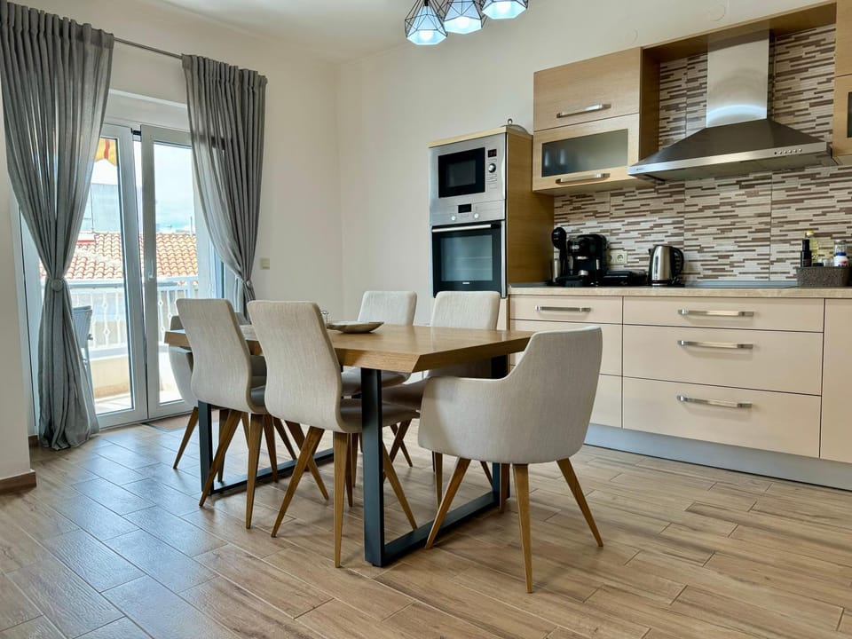 Kitchen or kitchenette, Dining area, pet friendly