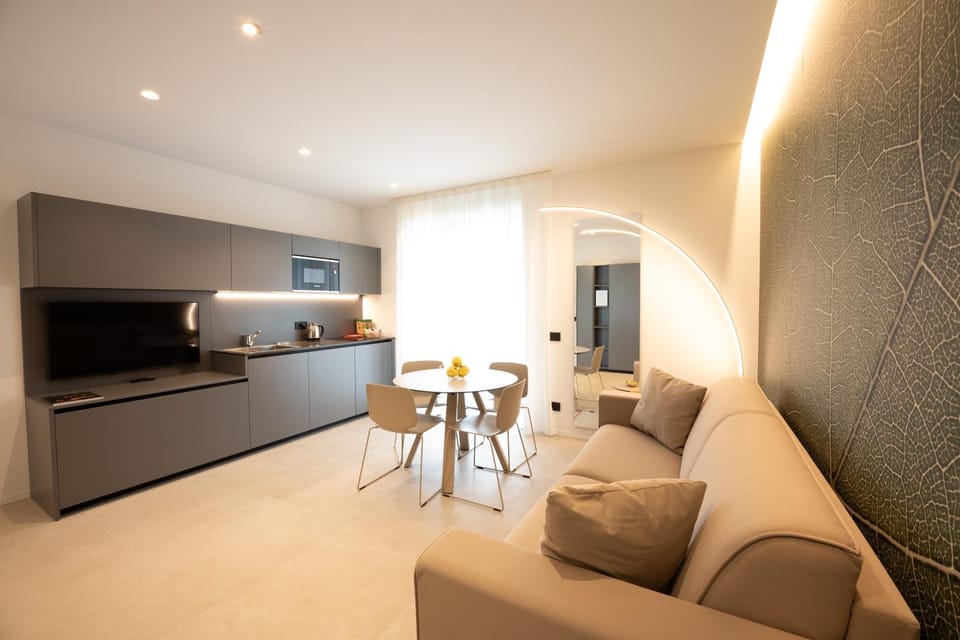 TV and multimedia, Kitchen or kitchenette, Living room, Seating area, Dining area