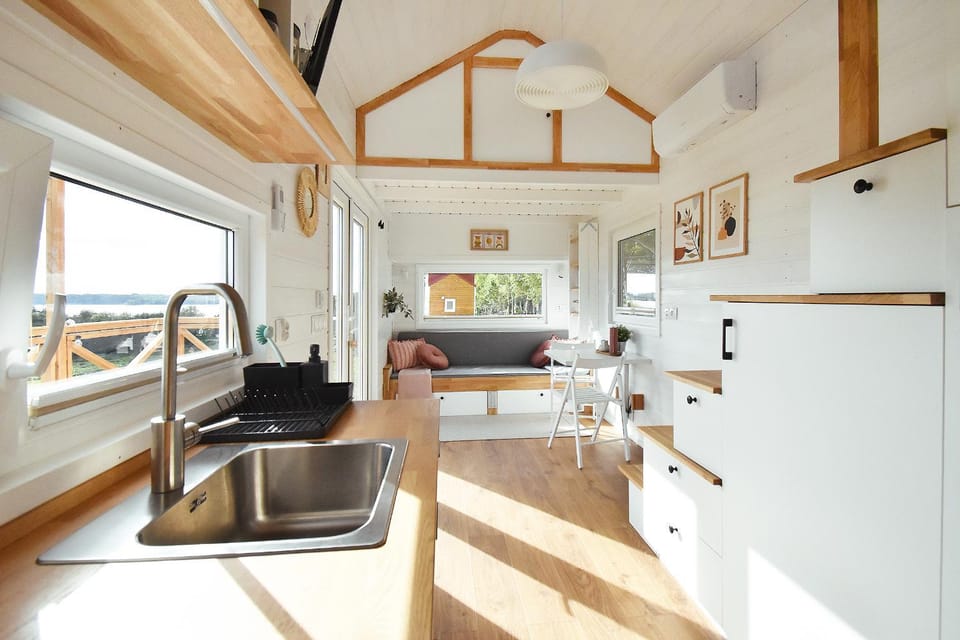 Kitchen or kitchenette, Living room, Seating area, Dining area