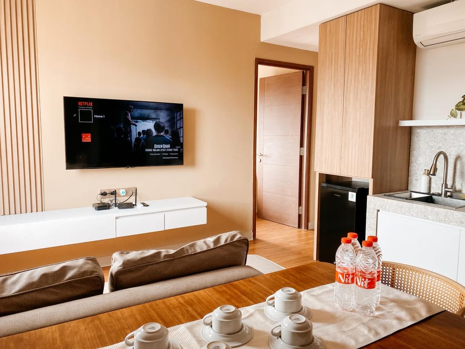 Communal lounge/ TV room, TV and multimedia, Kitchen or kitchenette, Living room, Seating area, Dining area, internet