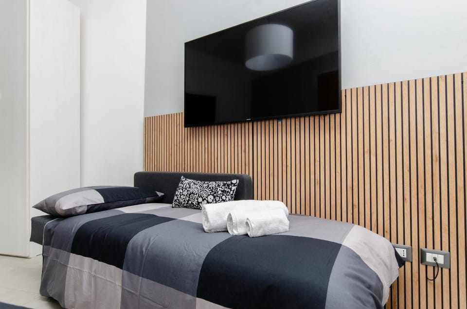 Bed, TV and multimedia, Photo of the whole room, Bedroom, towels