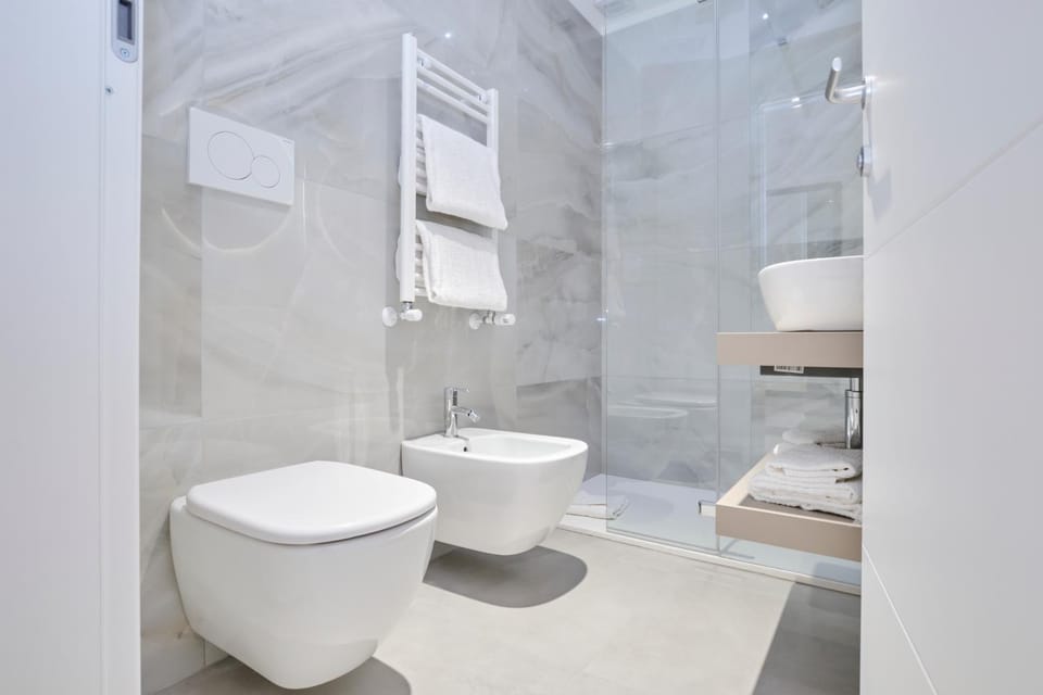 Shower, Toilet, Bathroom, bidet, towels
