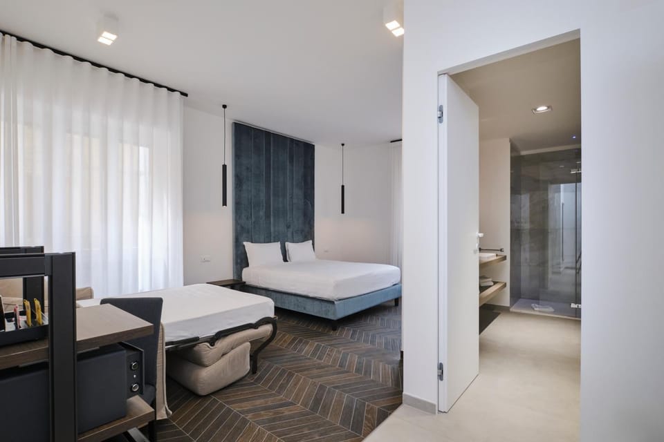 Bed, Photo of the whole room, Seating area, Bedroom, hair dresser