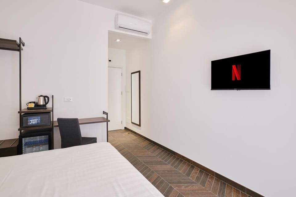 Bed, TV and multimedia, Photo of the whole room, Bedroom, hair dresser, air conditioner