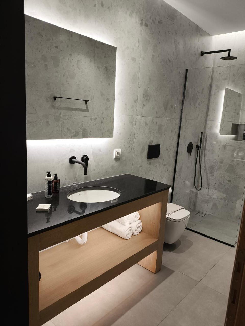 Shower, Bathroom, towels