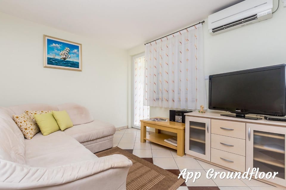 TV and multimedia, Living room, Seating area, air conditioner