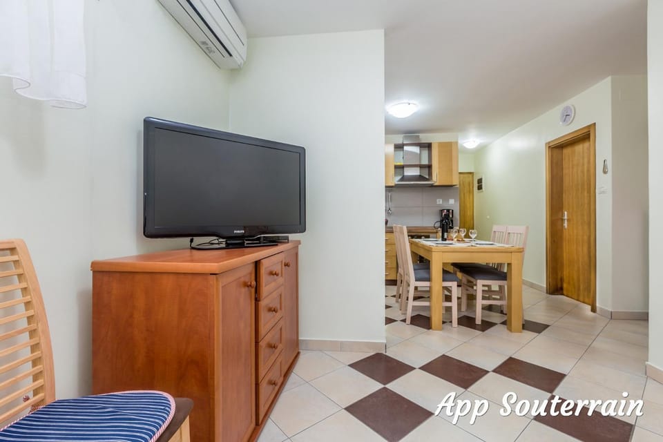 TV and multimedia, Kitchen or kitchenette, Dining area, air conditioner