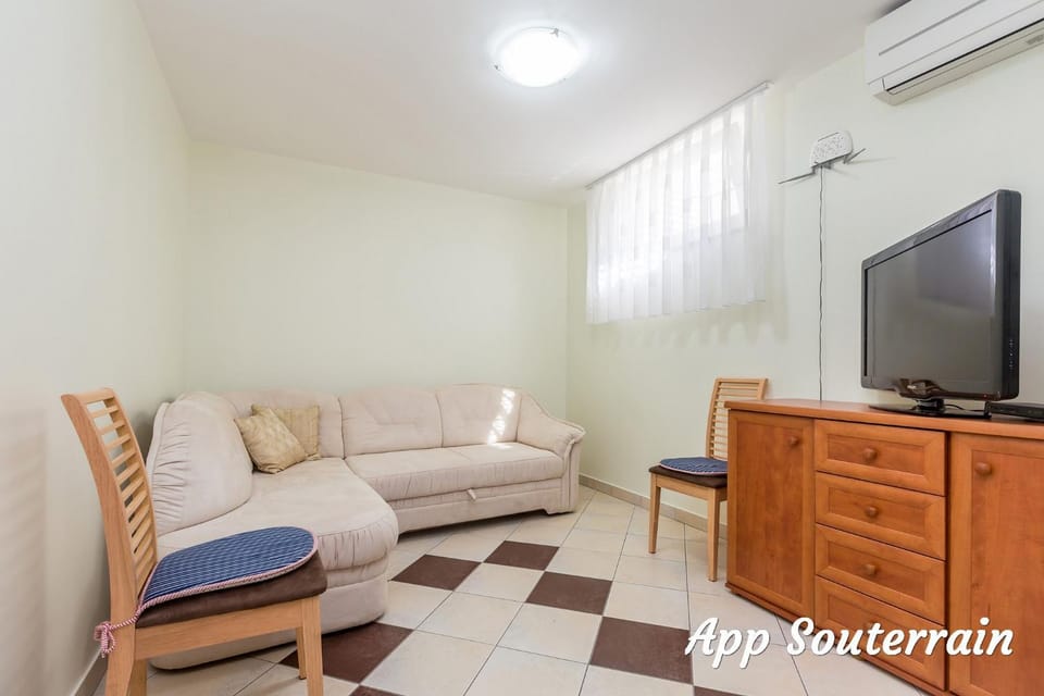 TV and multimedia, Living room, Seating area, air conditioner