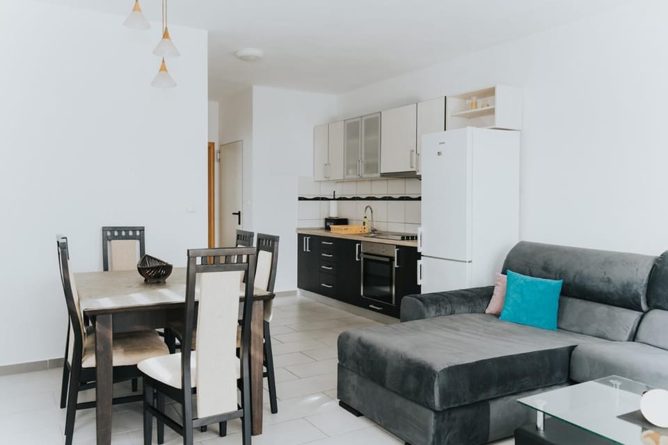 Kitchen or kitchenette, Seating area