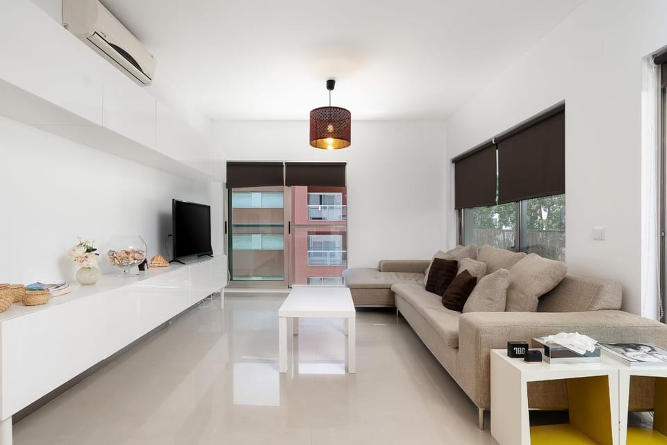 TV and multimedia, Living room, Seating area, air conditioner