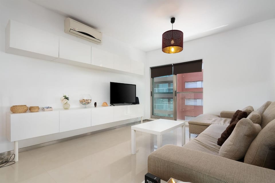 TV and multimedia, Living room, Seating area, air conditioner
