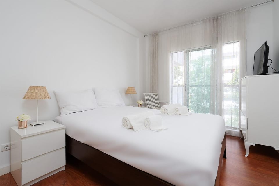 Bed, TV and multimedia, Photo of the whole room, Bedroom, towels