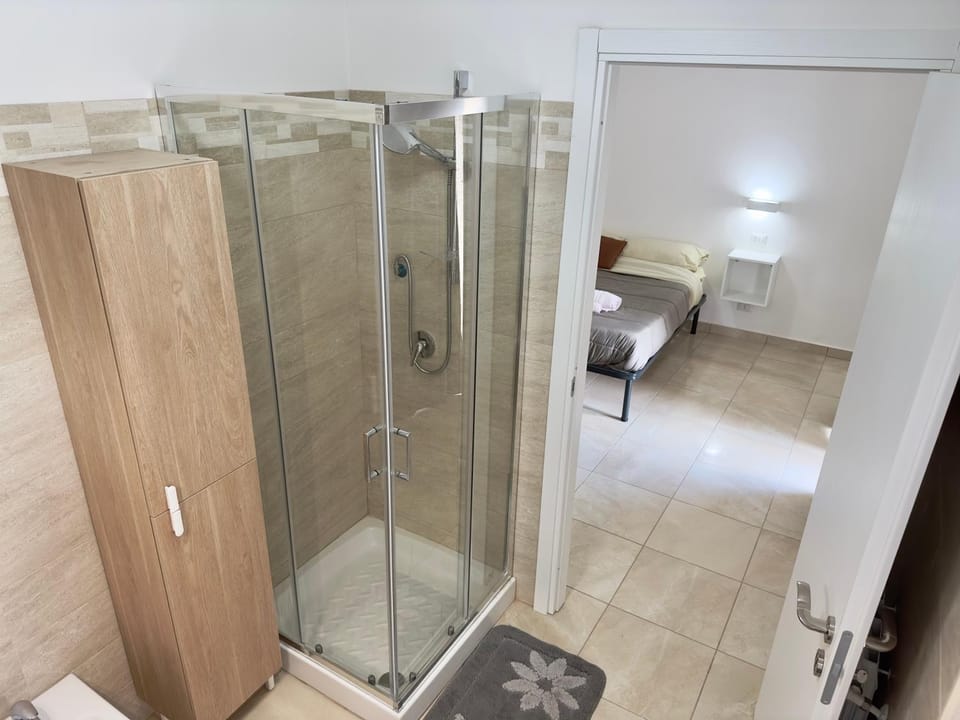 Shower, Toilet, Bathroom, wardrobe