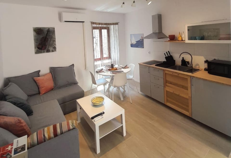 Kitchen or kitchenette, Living room, Seating area, Dining area