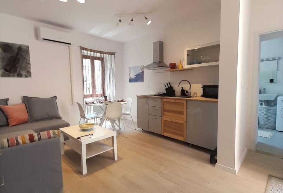 Kitchen or kitchenette, Living room, Seating area, Dining area