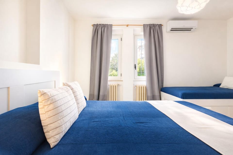 Bed, Photo of the whole room, Bedroom, air conditioner