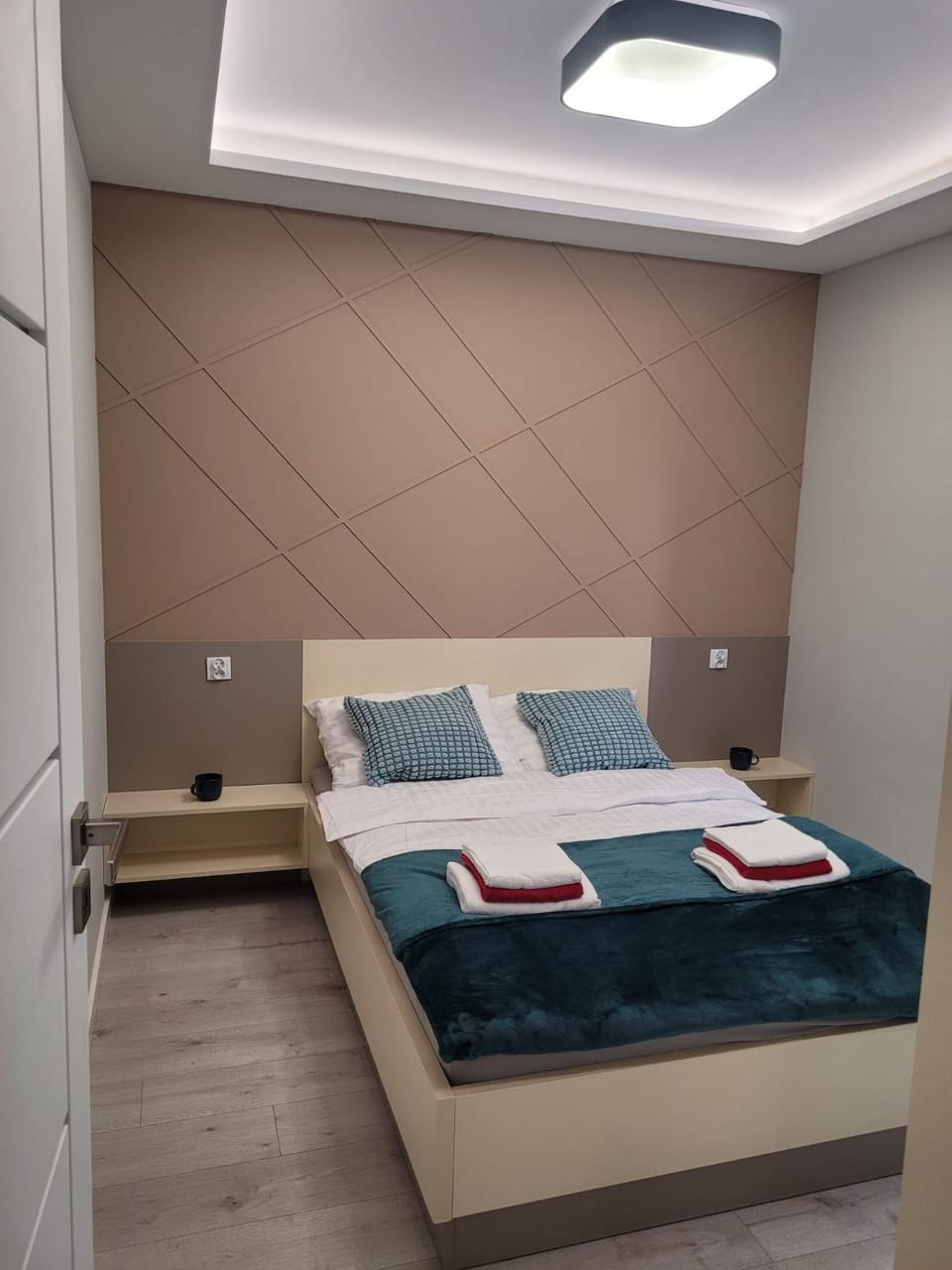 Bed, Photo of the whole room, Bedroom, towels