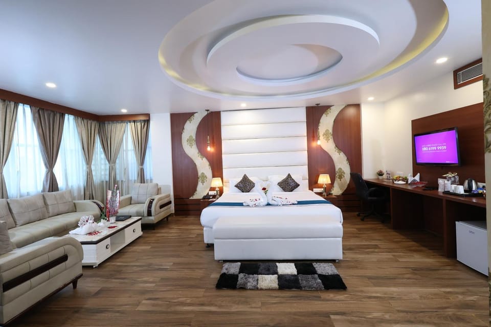 Bed, Photo of the whole room, Seating area, Bedroom
