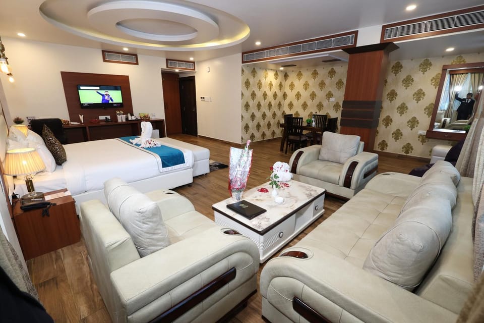 Bed, Photo of the whole room, Seating area, Dining area, Dinner