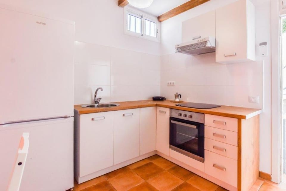 Kitchen or kitchenette, pet friendly, stove