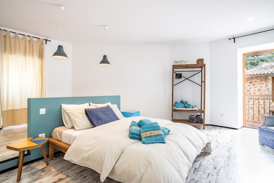 Bed, Photo of the whole room, Bedroom, towels, air conditioner