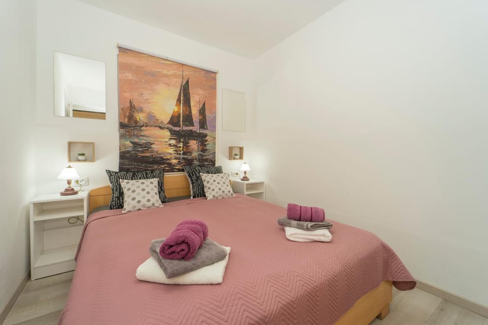 Bed, Photo of the whole room, Bedroom, towels