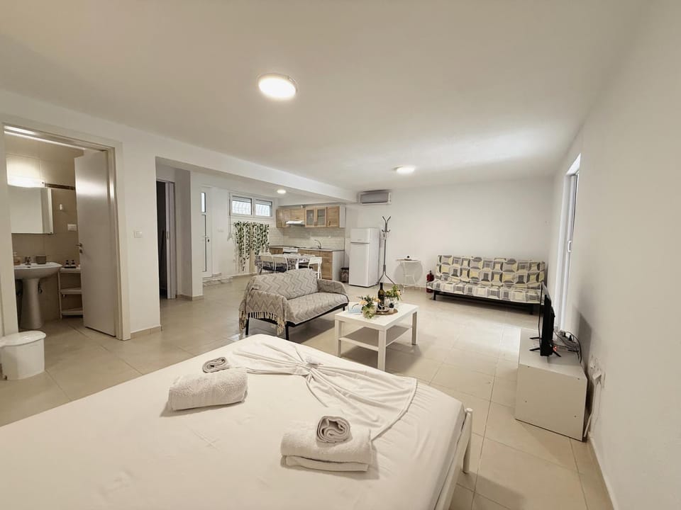 Bed, Living room, Photo of the whole room
