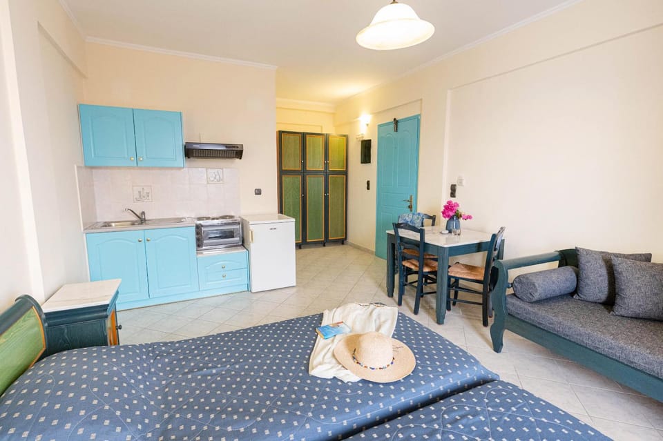 Kitchen or kitchenette, Dining area, Bedroom