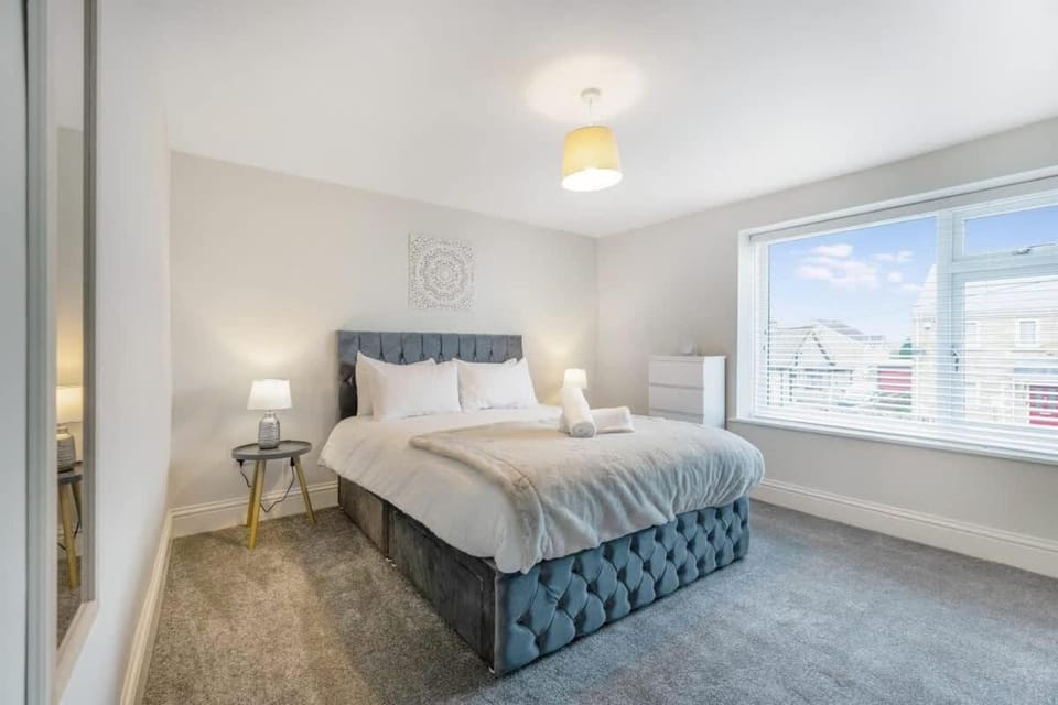 NEW! Stunning 2-Bed Home by Stay With Us, Ideal for Families, Sleeps 4! House in England