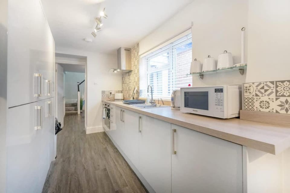 NEW! Stunning 2-Bed Home by Stay With Us, Ideal for Families, Sleeps 4! House in England